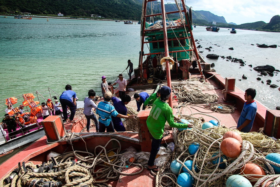 12 tàu cá ở Côn Đảo bị bão số 16 đánh chìm và hư hỏng